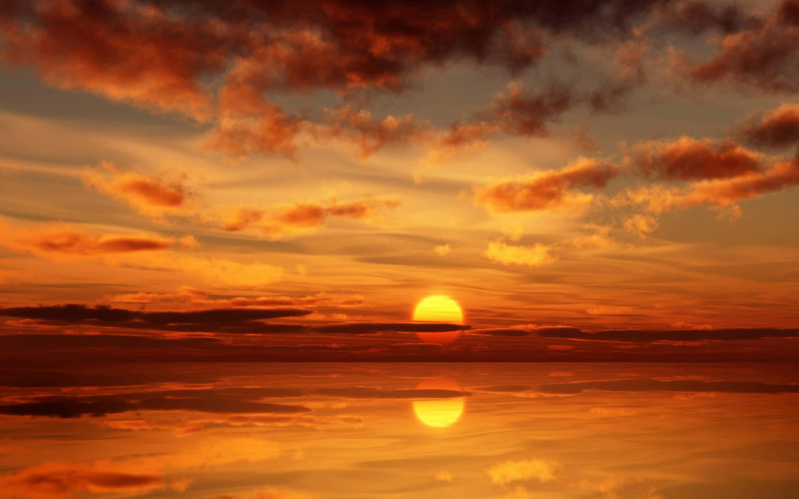 Sunset Landscape 桌布 壁紙 — 熾熱的日落，發光的太陽懸浮在平靜的水面上，反射出鮮豔的橙色雲彩。