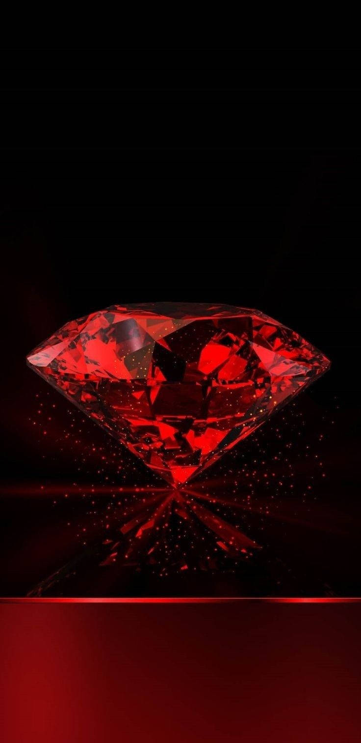 一顆在黑暗反光表面上閃爍的紅色鑽石。