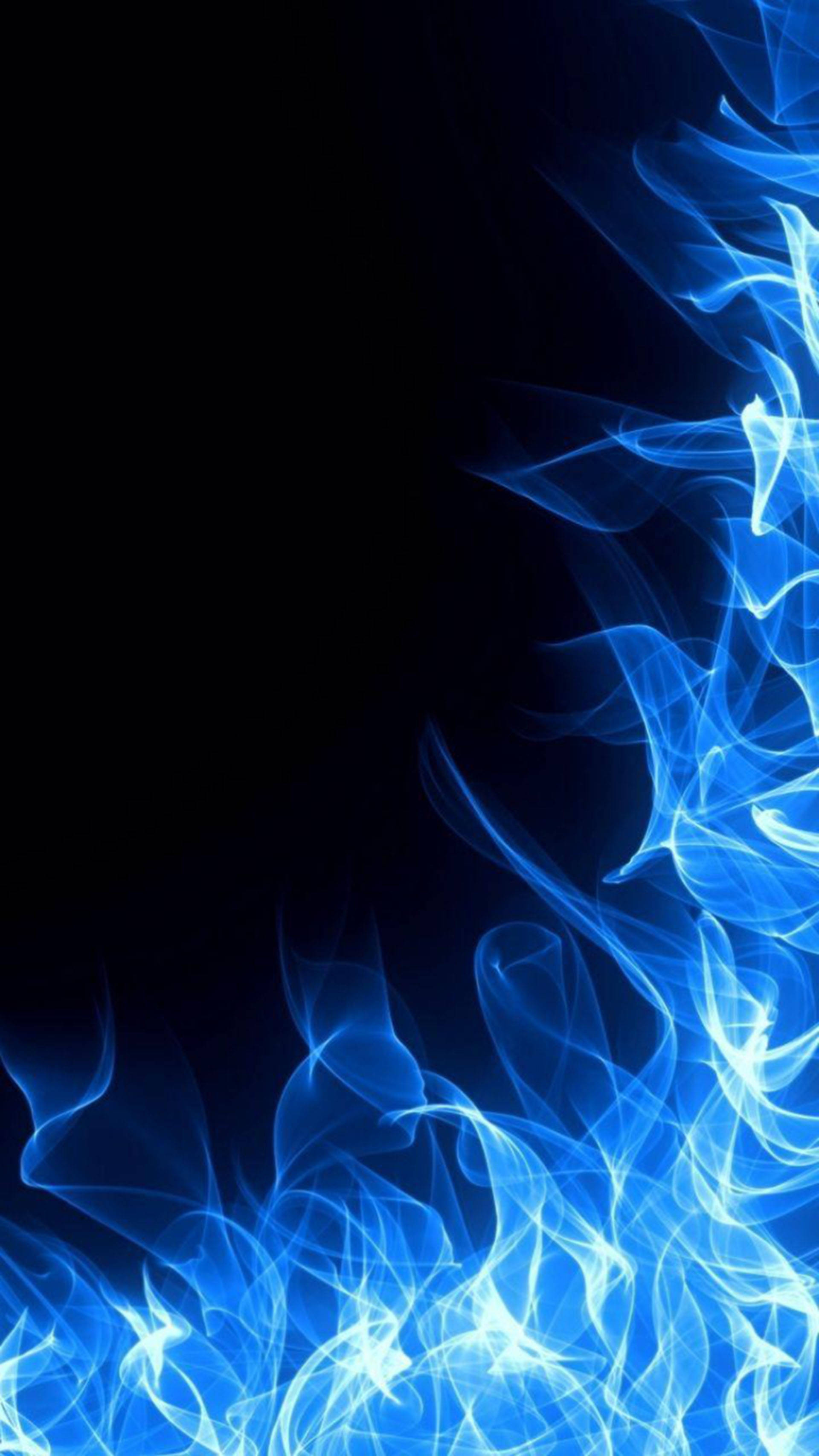 熾熱藍焰 壁紙 — 充滿活力的藍色電火焰在深黑色背景上動態旋轉，營造出引人注目的數碼抽象效果。