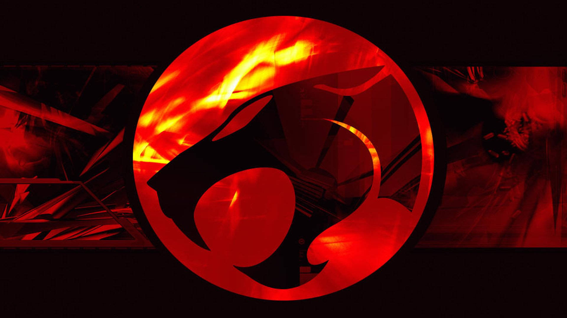 燃燒 Thundercats 標誌 壁紙 — 一個火紅色的圓形徽章，帶有風格化的黑色生物剪影，在黑暗的抽象背景中發光。