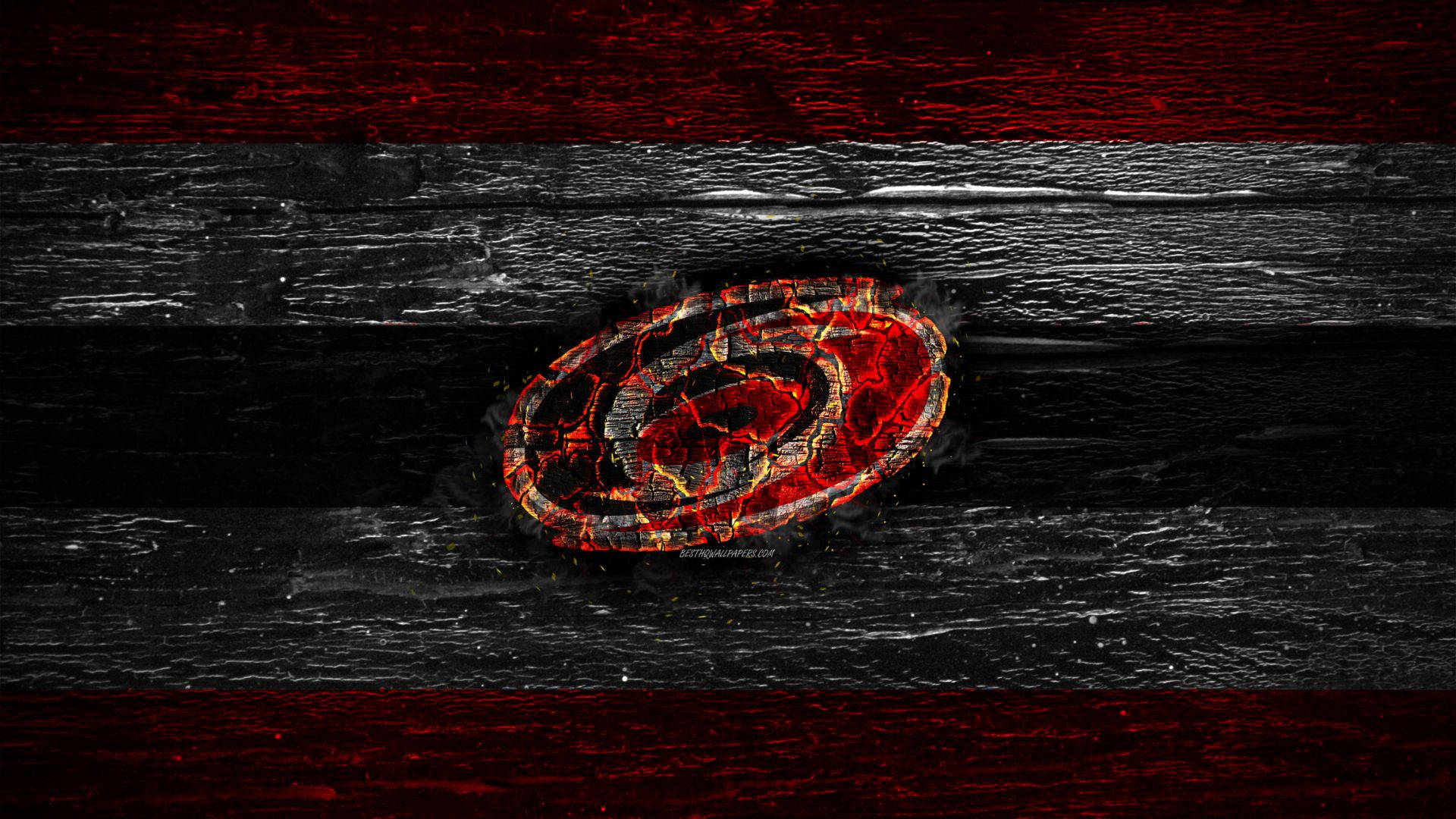 燃燒卡羅萊納海盜隊標誌 壁紙 — 一個火紅與黑色的標誌在帶有深紅色條紋的風化木板背景上發光。