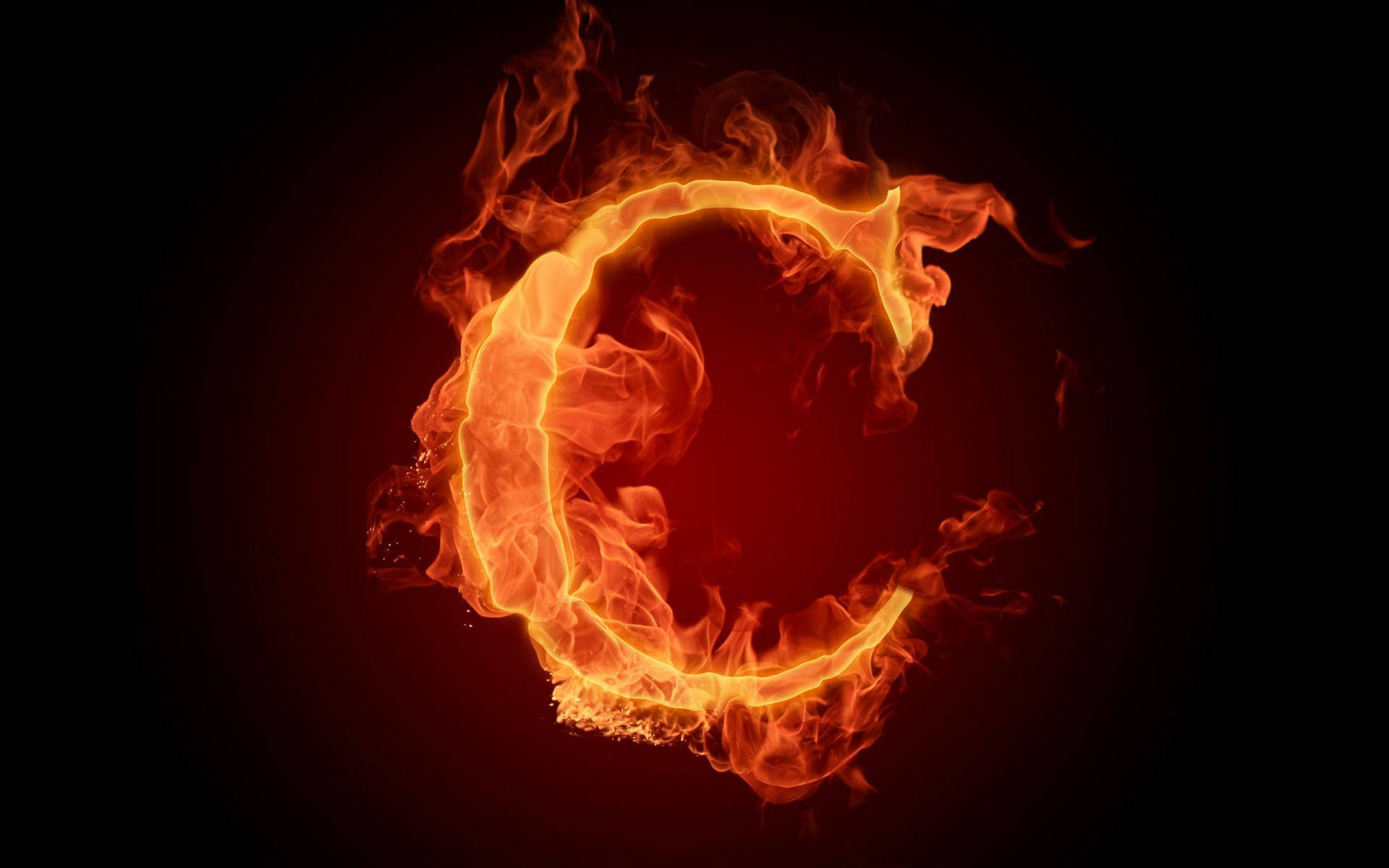 燃燒橙色火焰字母C 壁紙 — 一個熾熱的字母C在黑暗背景下燃燒著鮮豔的橙色和紅色火焰。