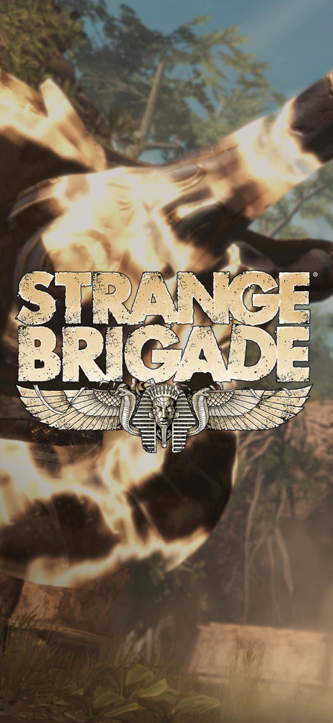 燃燒瓶裝武器 iPhone X Strange Brigade 背景 壁紙 — 一隻發光嘅火焰生物有翼，從叢林樹葉後面喺 'Strange Brigade' 標誌後面出現。
