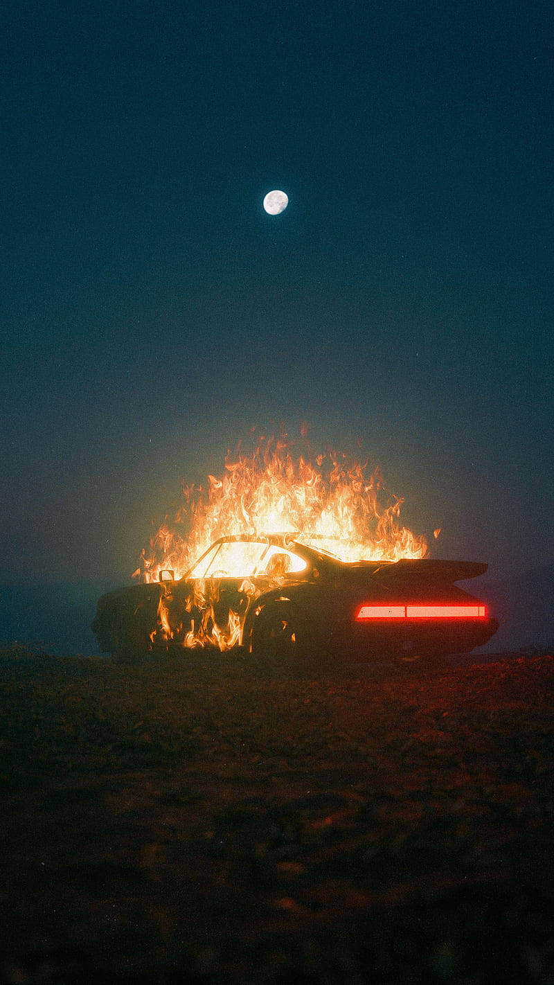 夜晚滿月下燃燒嘅跑車。