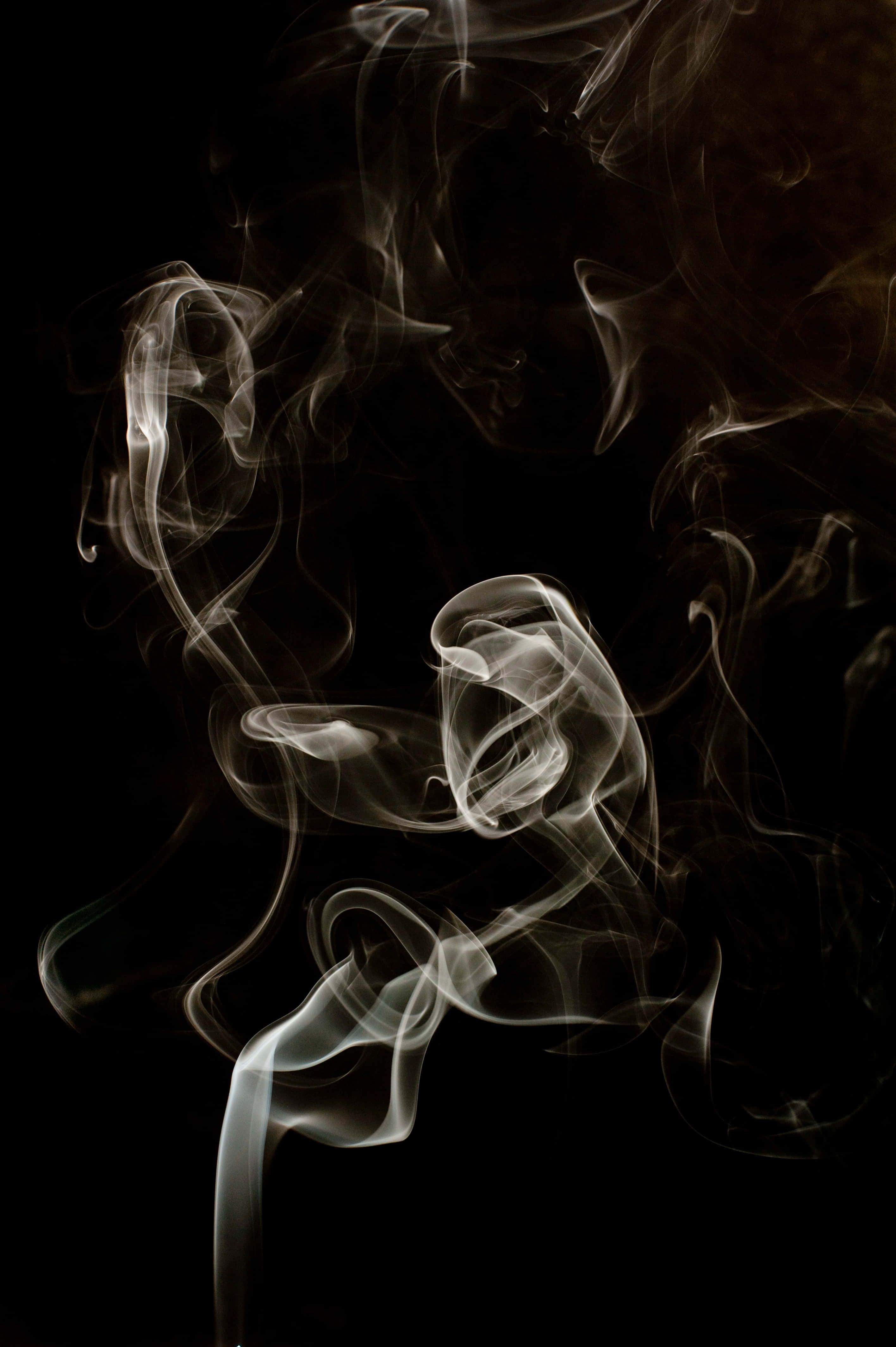 燃燒的橙色與黑煙 壁紙 — 一縷縷縹緲的白煙在深黑色背景上彎曲扭轉，形成迷人的抽象形態。