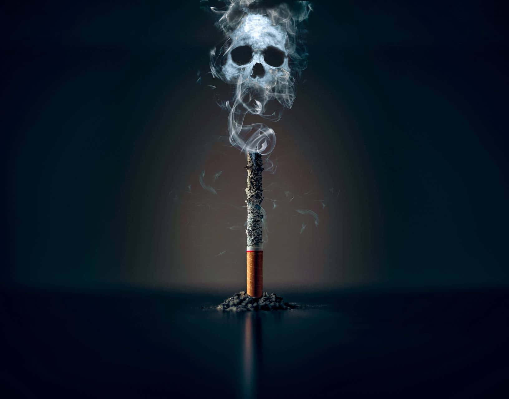 燃燒香煙的特寫 壁紙 — 一支冒煙的香煙在深色漸變背景上，其煙霧形成一個幽靈般的頭骨。