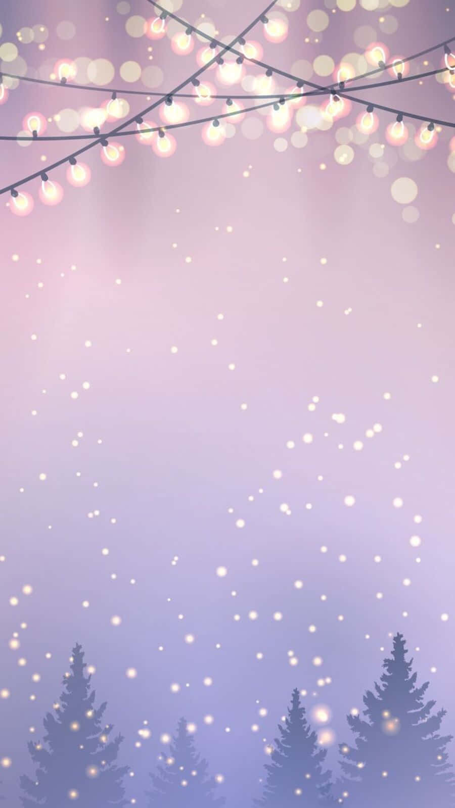Cute Winter Aesthetic 桌布 壁紙 — 燈串在松樹剪影上方溫暖地發光，背景是柔和的薰衣草色天空和飄落的雪花。