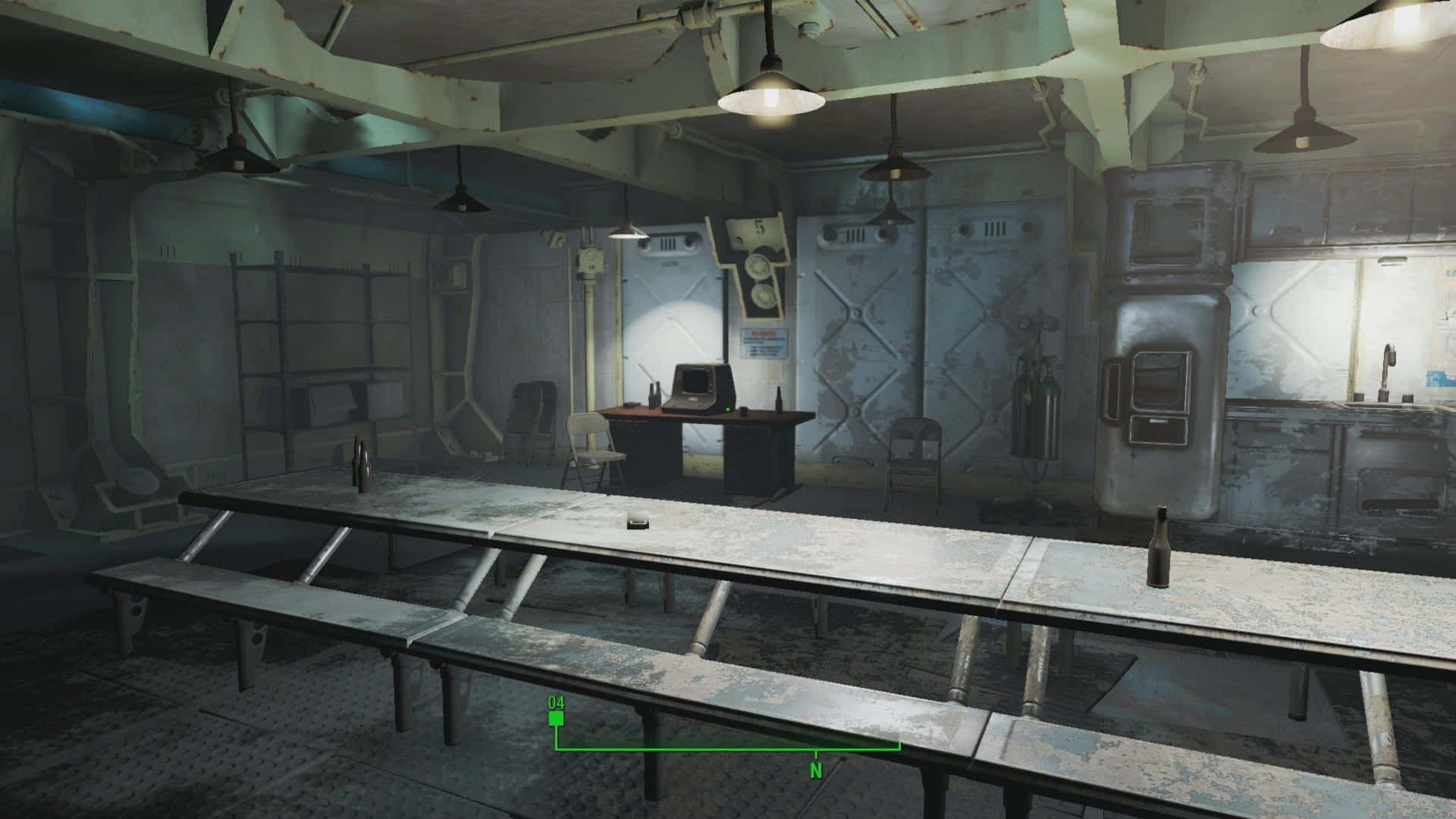 Fallout 4 Vault 桌布 壁紙 — 燈光昏暗、廢棄的自助餐廳，有長金屬桌、佈滿灰塵的椅子和閃爍的吊燈，投射出詭異的陰影。