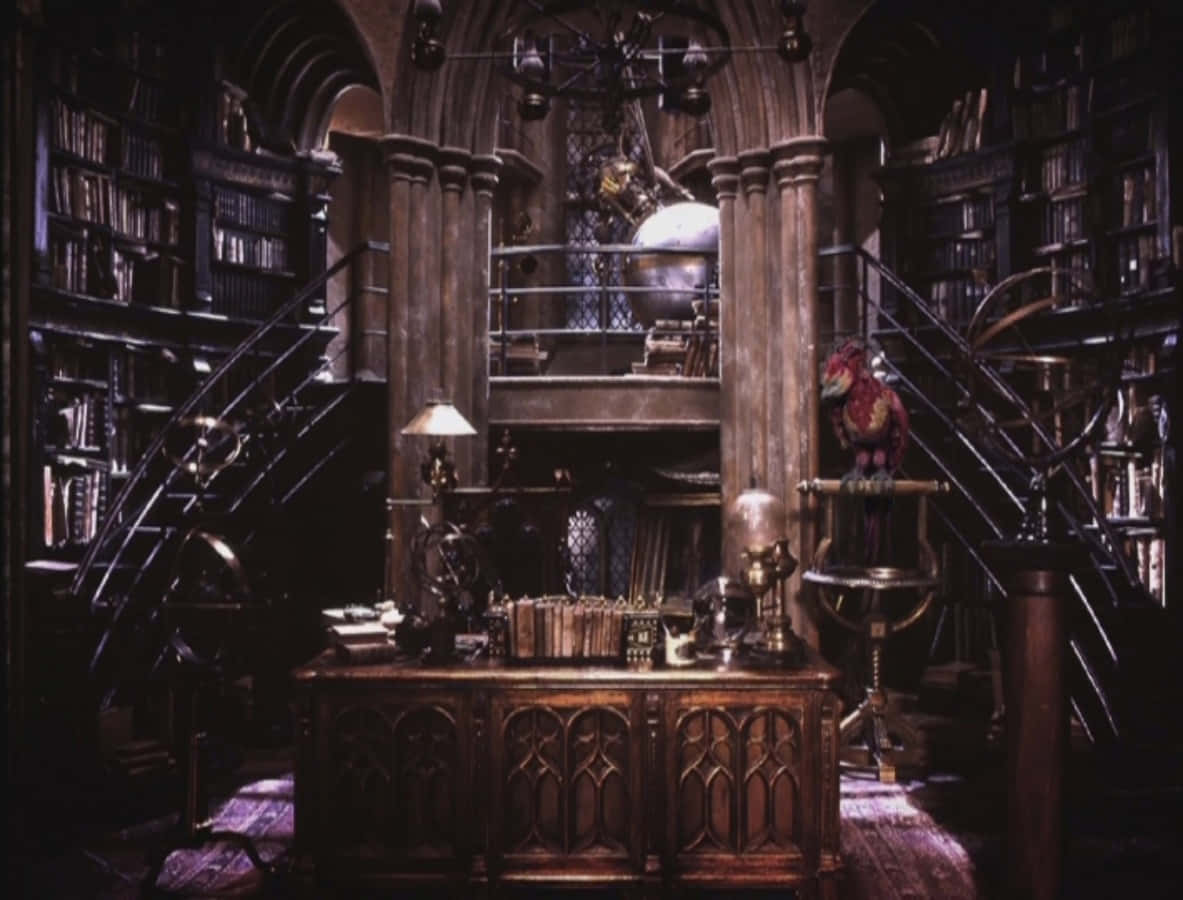 The Hogwarts Headmaster's Office 桌布 壁紙 — 燈光昏暗的哥德式圖書館，有高聳的書架、螺旋樓梯，中央書桌上散落著古董科學儀器。