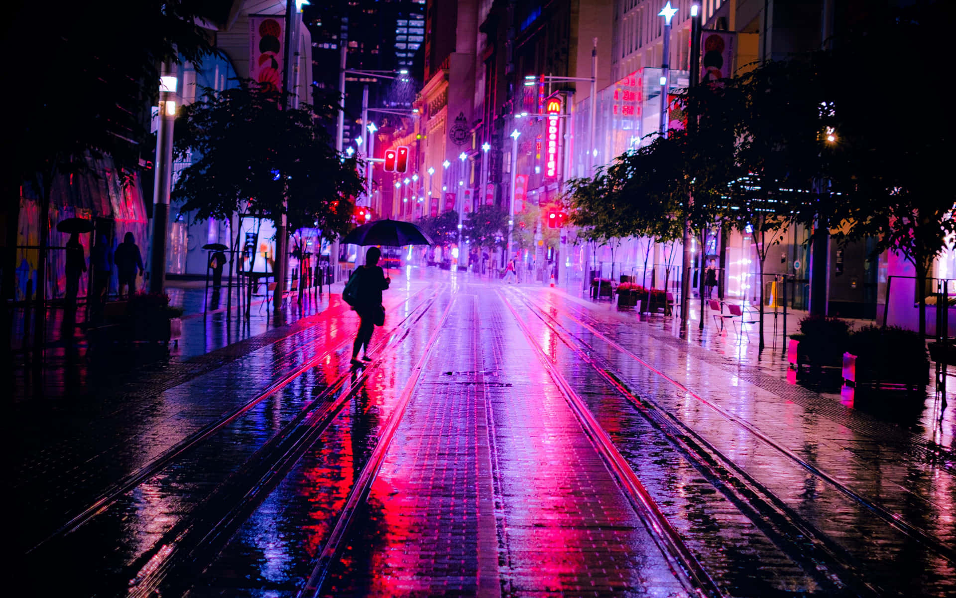 夜晚在潮濕的城市街道上，一個人在霓虹燈下獨自雨中行走。