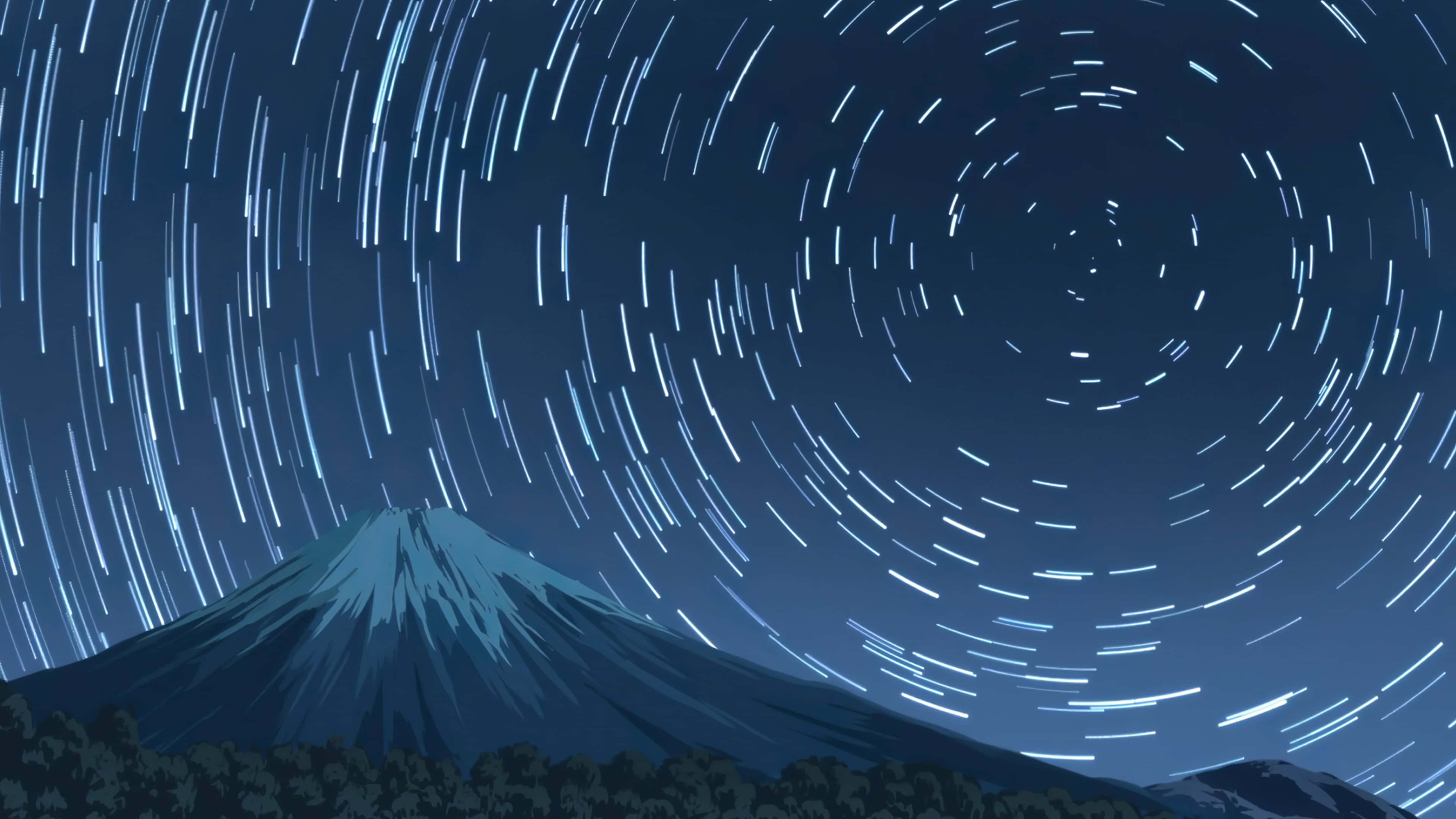 營地營山與星軌 壁紙 — 在冷藍色調的漩渦星軌夜空下，雄偉的山脈輪廓。