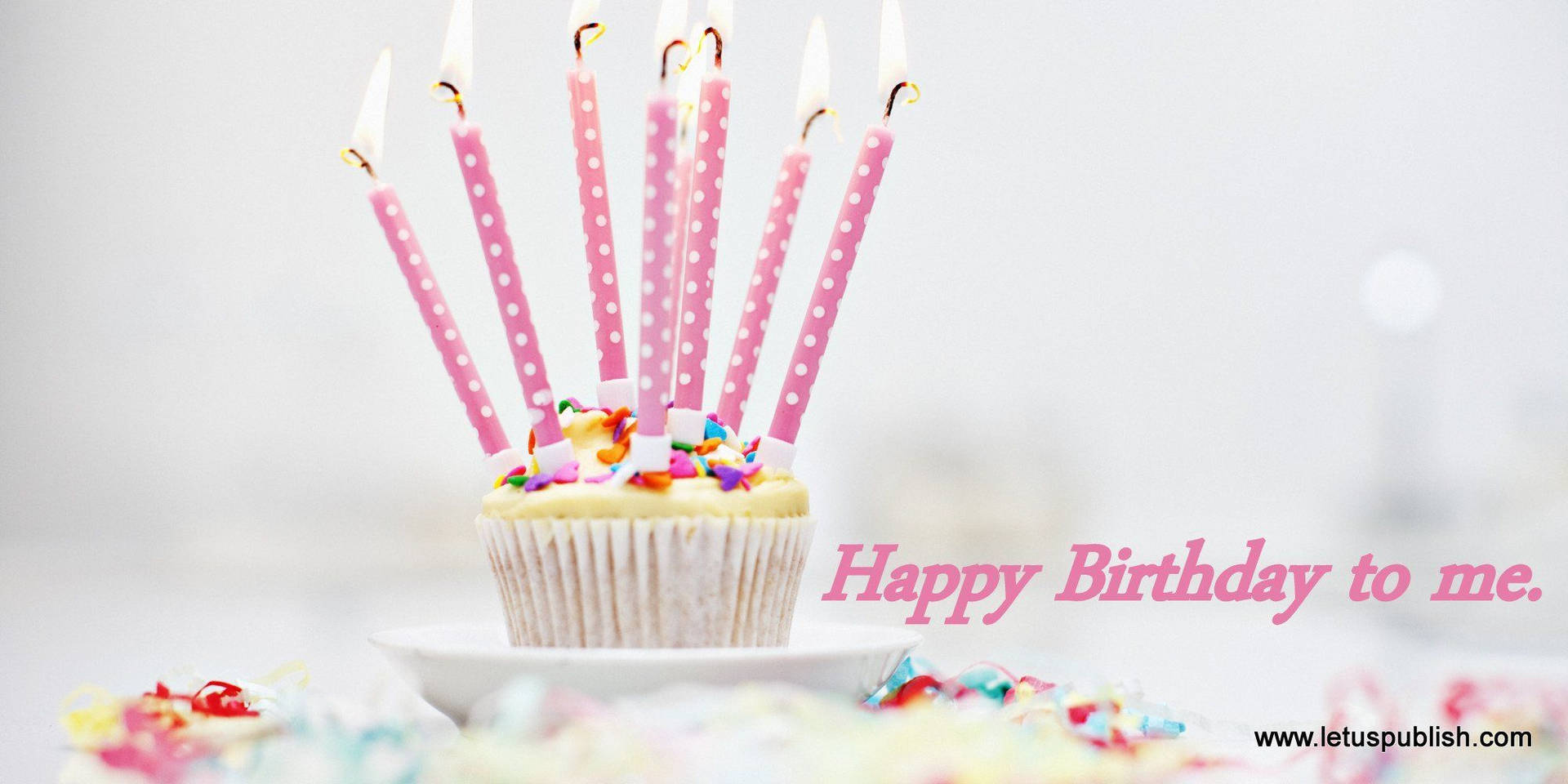 生日杯子蛋糕，點燃的蠟燭和五彩紙屑，文字為Happy Birthday to me。