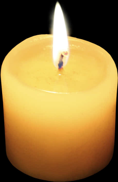 燭光照明 壁紙 — 一支點燃的黃色蠟燭在純黑背景上溫暖地發光，投射出柔和的光線和輕柔的陰影。