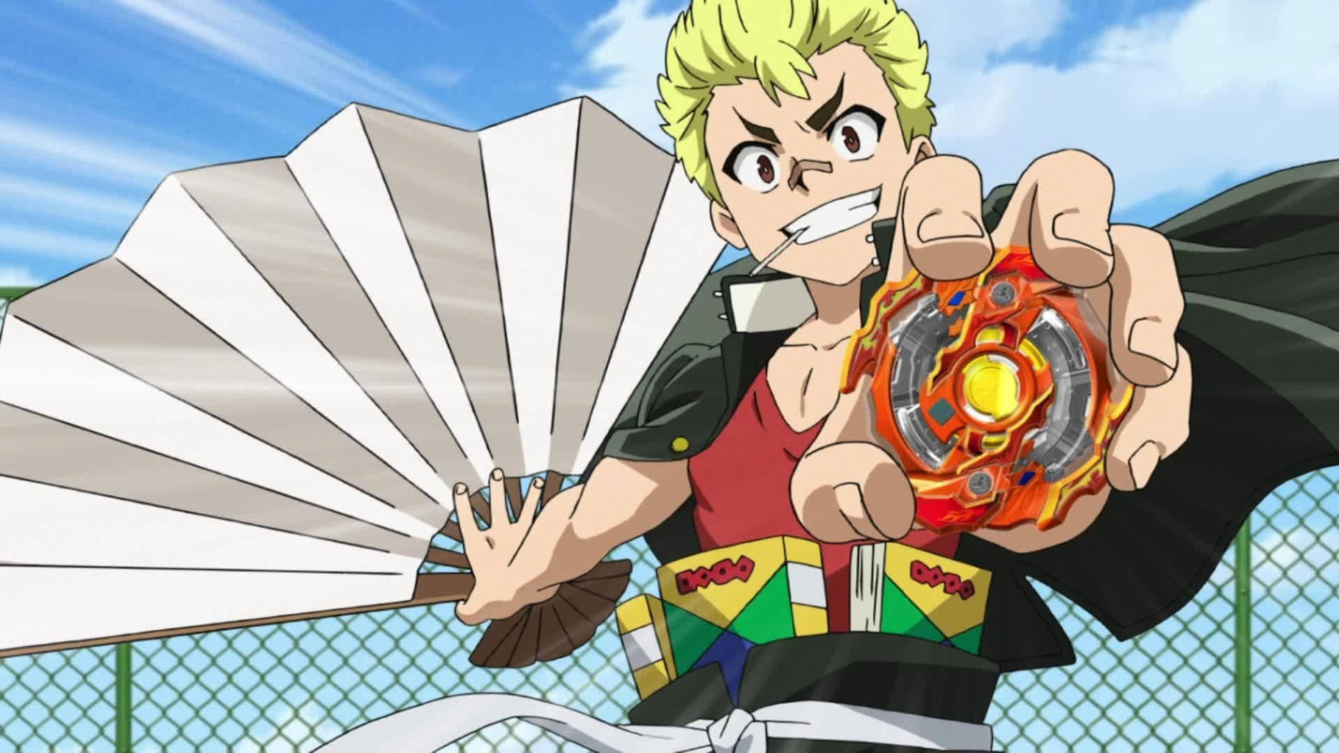 穿紅襯衫的動漫男孩在戶外拿著Beyblade和白扇