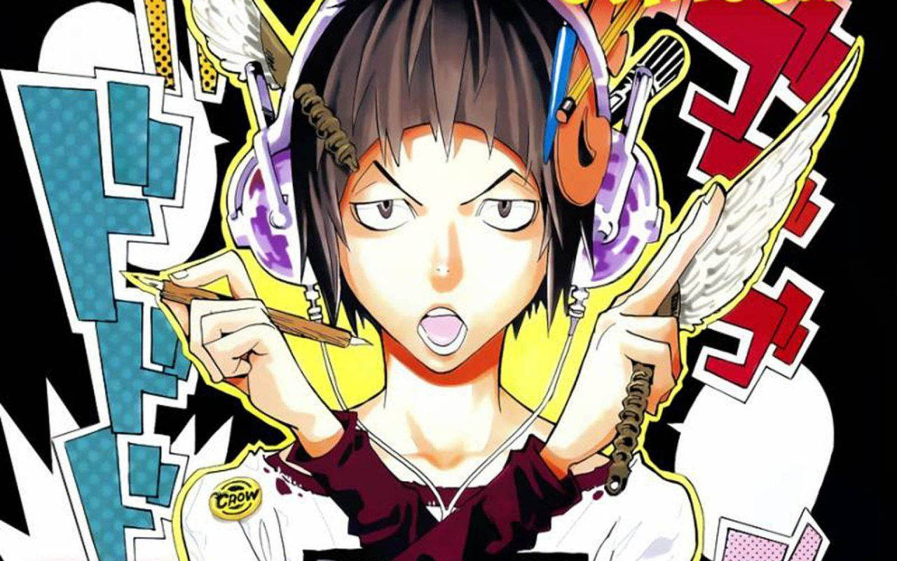 《爆漫王》二之宮愛 壁紙 — 一個戴著耳機和翅膀的動漫角色，在鮮明的漫畫風格背景前拿著鉛筆和原子筆。