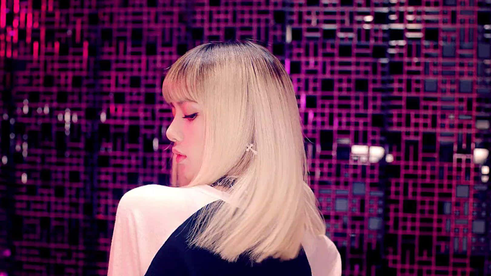 爆紅女團 BLACKPINK 帶來音樂界的震撼 壁紙 — 一位留著金色鮑伯頭的女士在發光的粉紅色和黑色網格牆上轉頭。