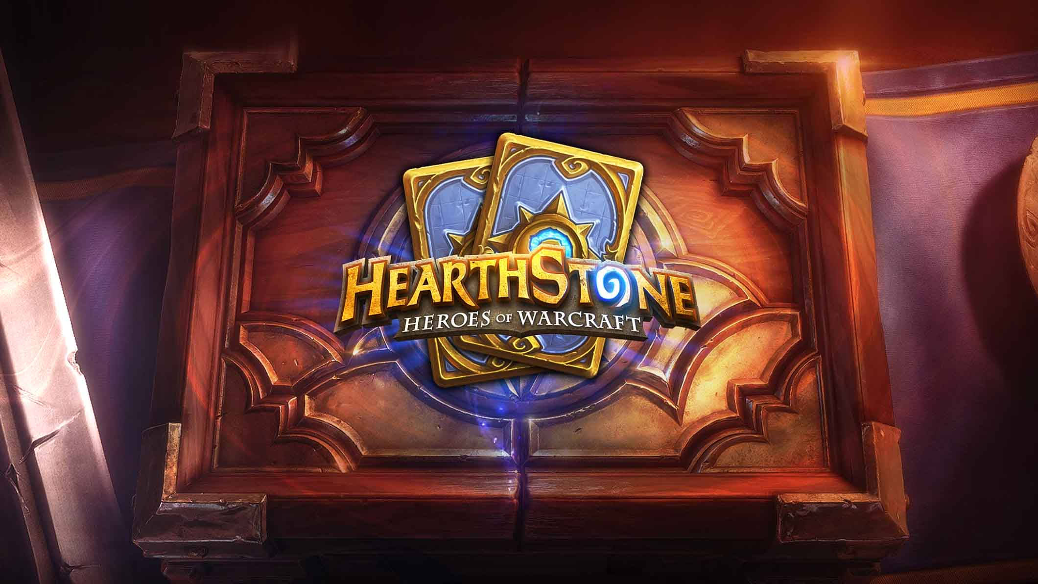 爐石傳說傳奇卡牌對戰瞬間 壁紙 — 喺昏暗嘅奇幻場景中，Hearthstone 標誌喺華麗嘅木框上發出魔法藍光。