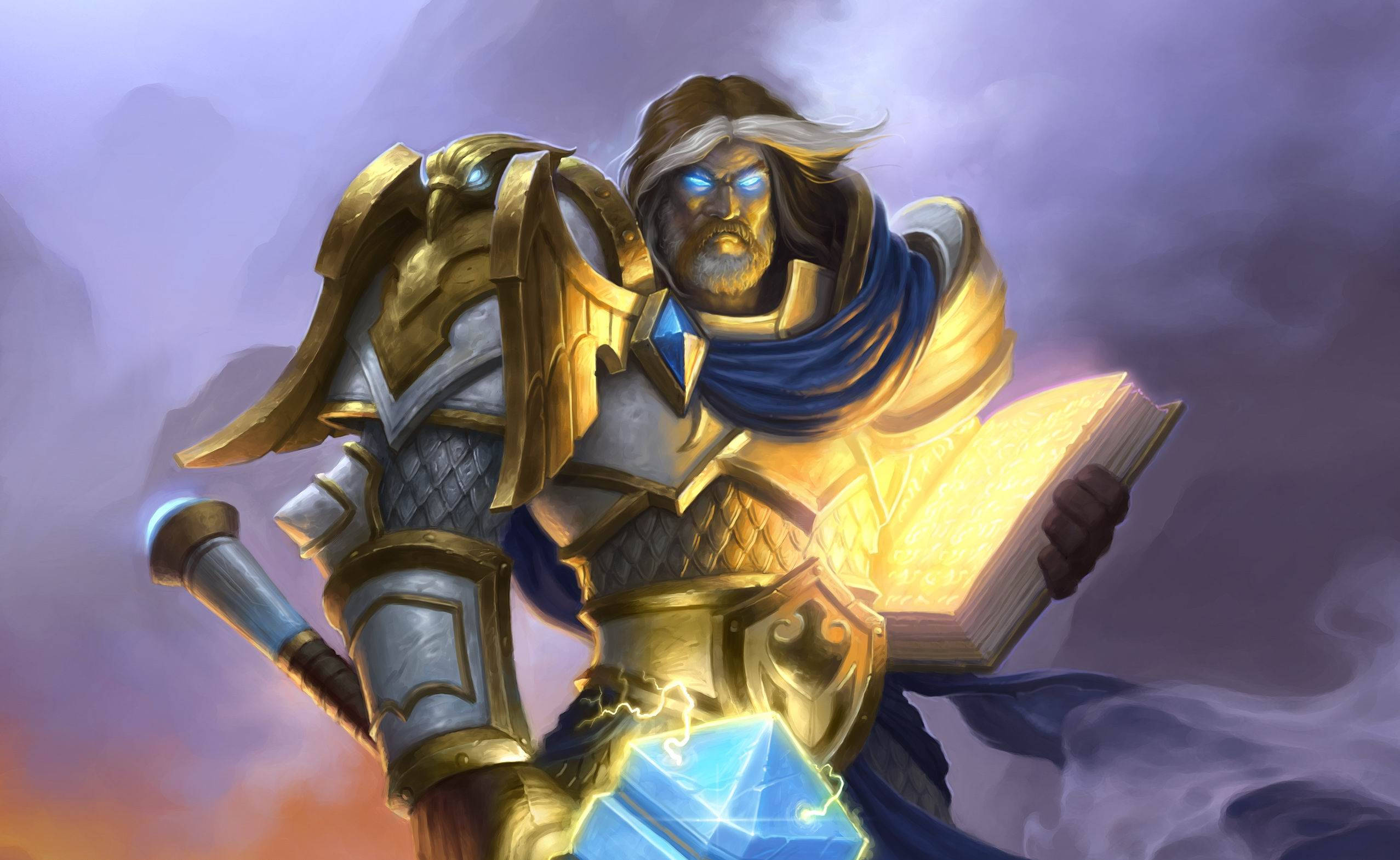 爐石傳說聖騎士職業 壁紙 — 一位威嚴的裝甲英雄，擁有發光的藍色眼睛，在暴風雨的紫色天空下拿著一本發光的書和一個發光的水晶。