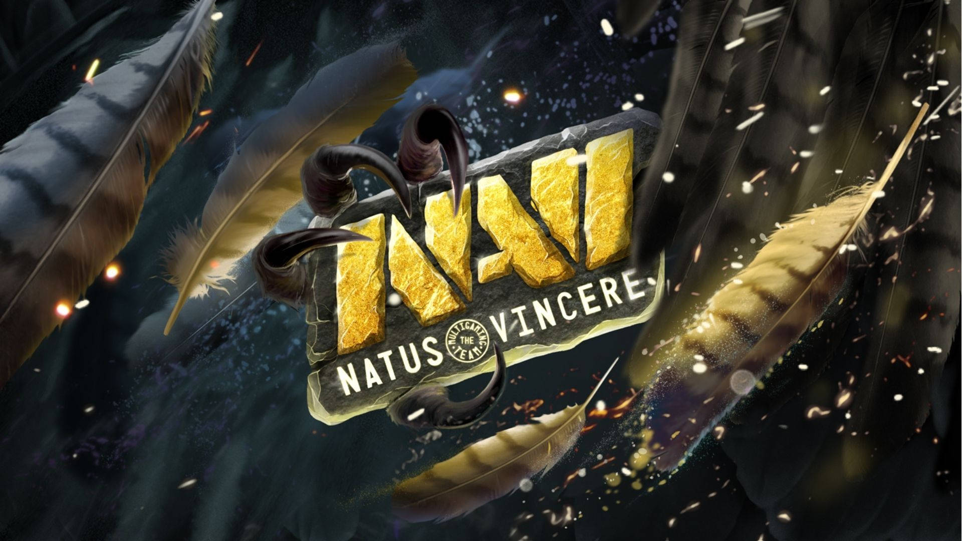 爪握 Natus Vincere 隊徽 壁紙 — 金色Natus Vincere標誌，被暗色羽毛和發光的餘燼環繞，背景為宇宙。