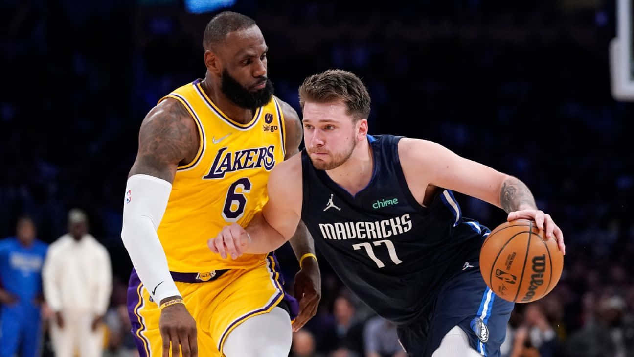 勒邦占士在NBA籃球比賽中防守盧卡當錫。