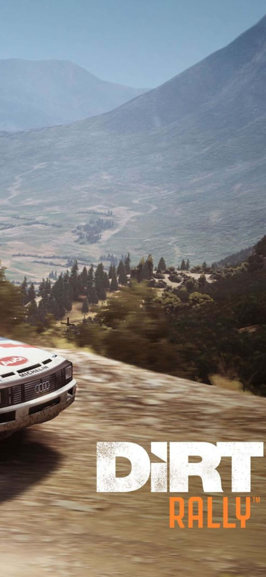 爭奪金牌：《Dirt Rally》賽車極限挑戰 壁紙 — 一輛拉力賽車在塵土飛揚的山路上飛馳，兩旁是松樹林和遠處的山峰，天空湛藍清澈。