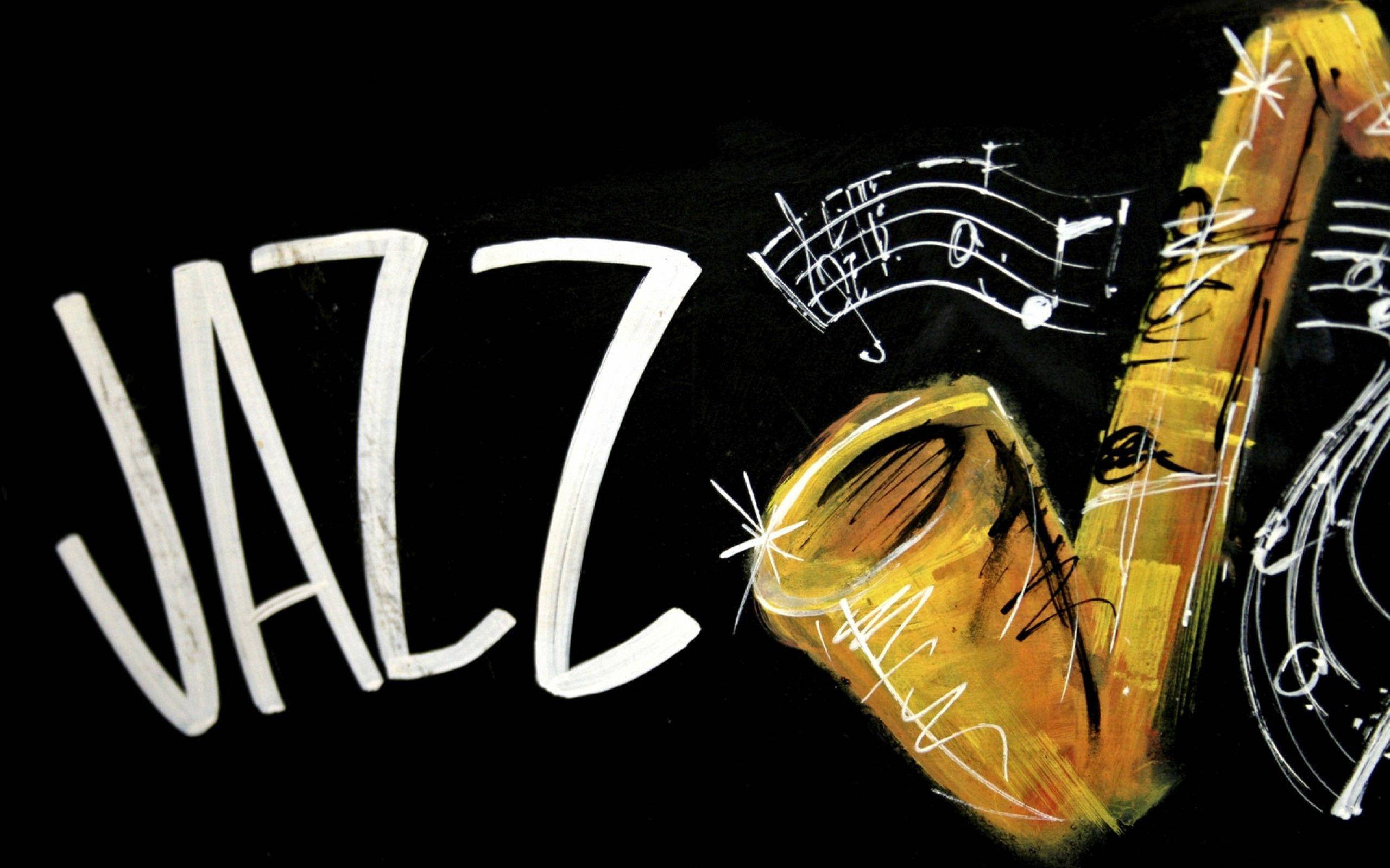 爵士 HD 壁紙 — 大膽的白色「JAZZ」文字和金色色士風，音符在黑色背景上以表現主義筆觸旋轉。