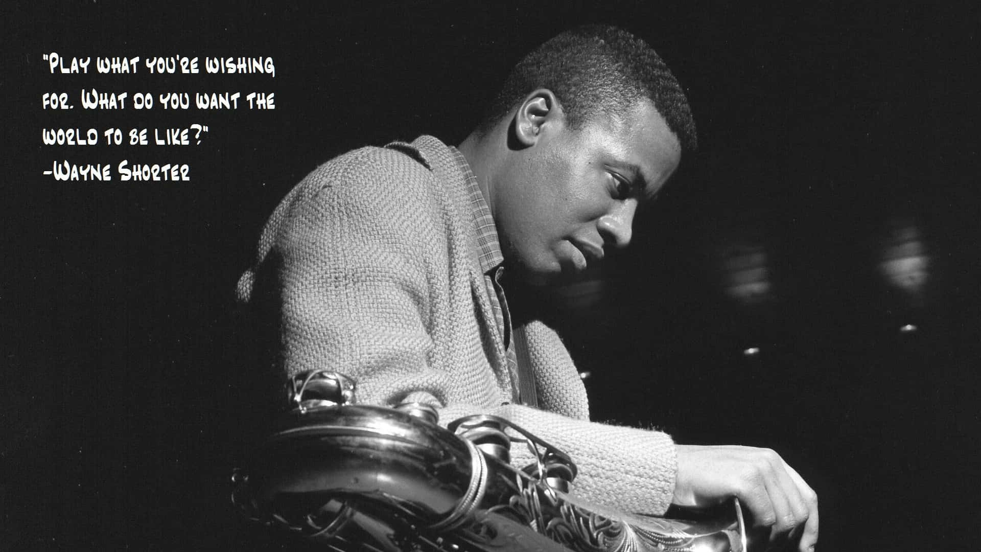 Wayne Shorter 桌布 壁紙 — 爵士薩克斯風手Wayne Shorter全神貫注地拿著樂器的黑白肖像。