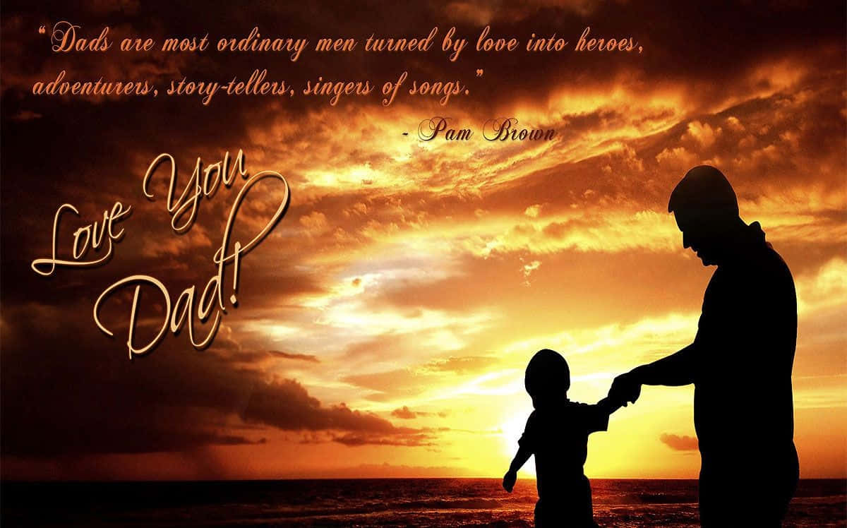 Father 桌布 壁紙 — 父親和小孩在海洋上夕陽餘暉中手牽手的剪影，配以充滿愛意的語句。