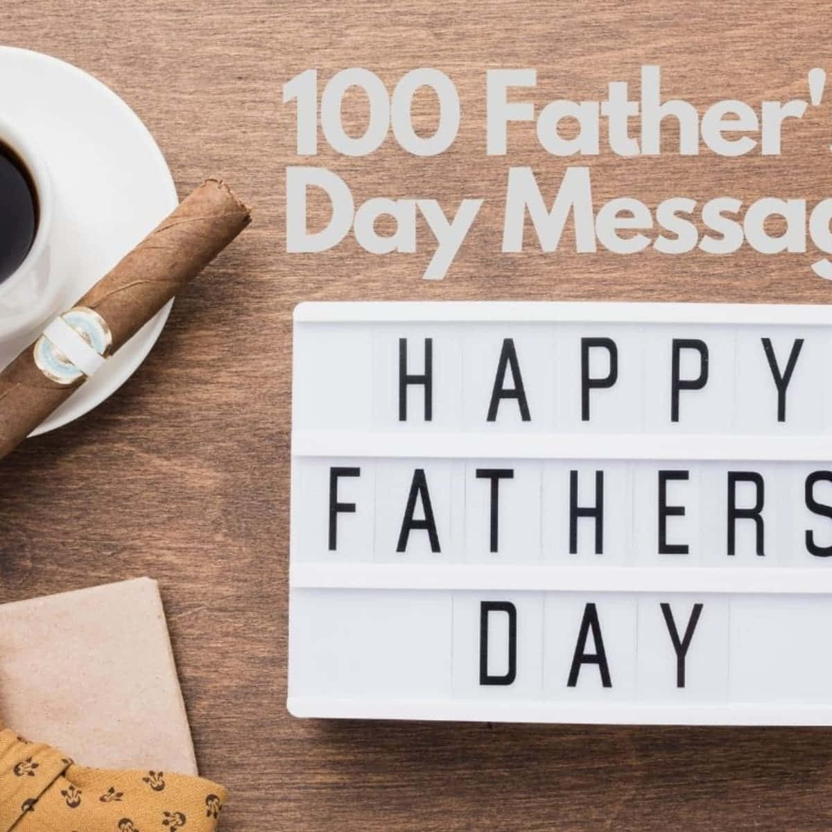 父親節祝福木質表面圖 壁紙 — 木桌上展示一個寫有「HAPPY FATHERS DAY」的燈箱，旁邊放著一杯咖啡、雪茄和一條圖案領帶。
