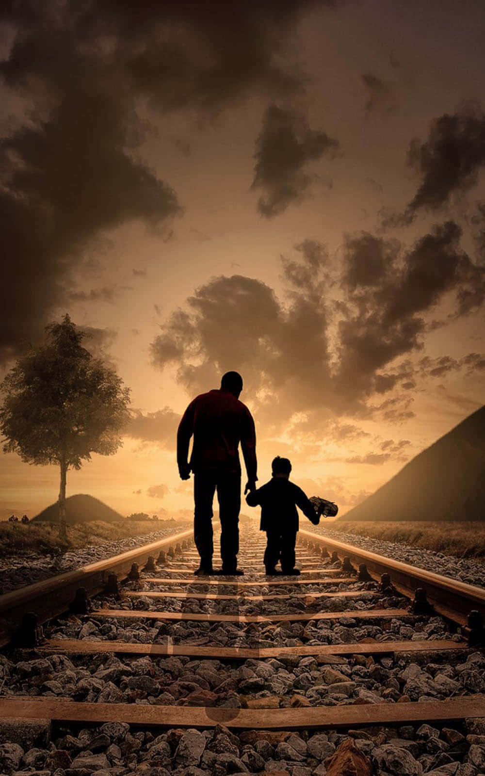 Dad 桌布 壁紙 — 父親與孩子手牽手沿著鐵路軌道行走的剪影，背景是戲劇性的金色日落天空。