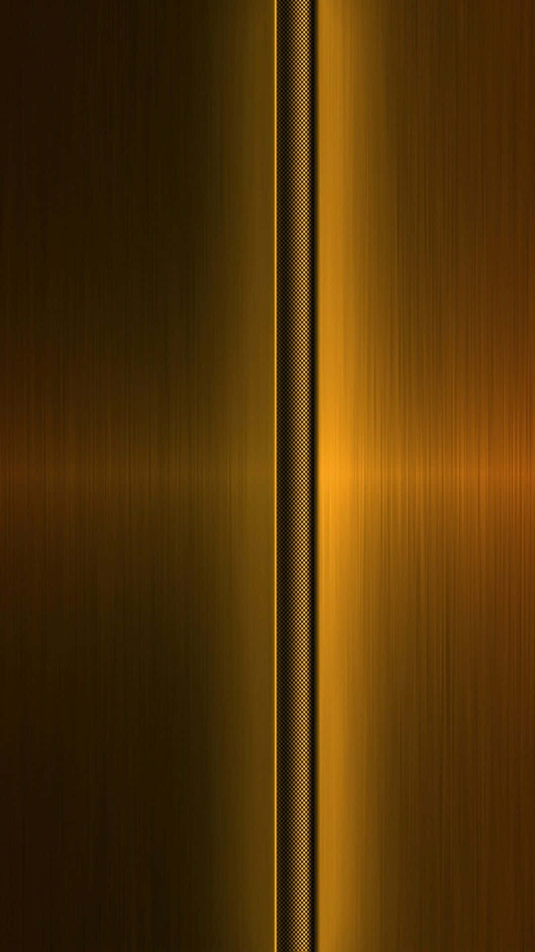 牆上銅板 壁紙 — 金色拉絲金屬電梯門，帶有發光的垂直接縫和穿孔細節。