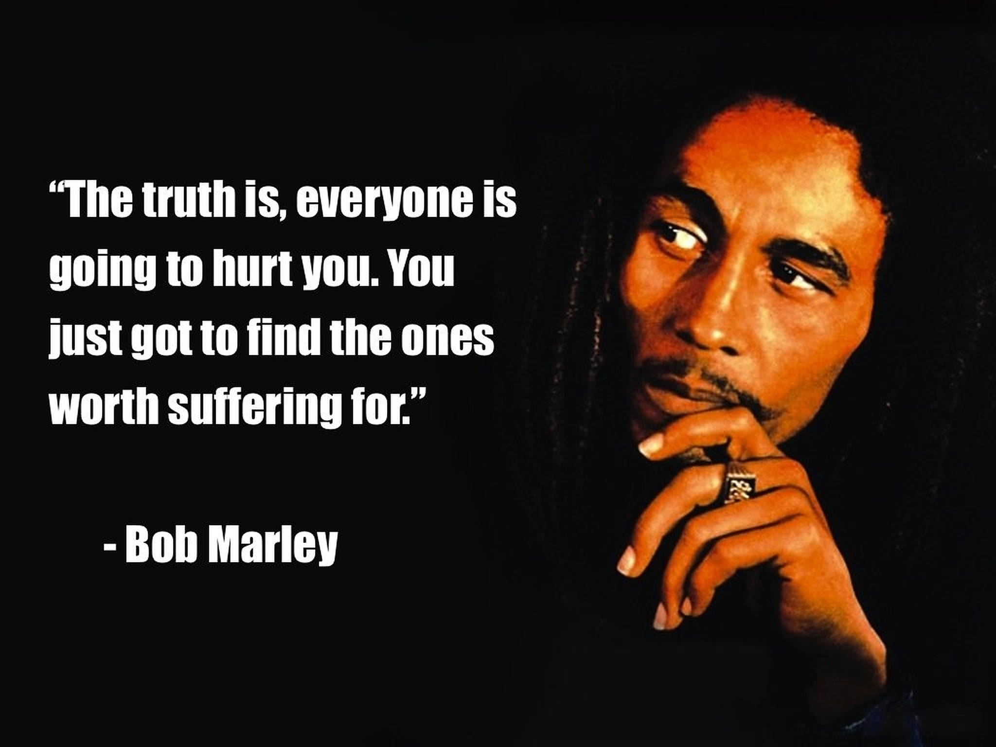 牙買加歌手鮑勃·馬利名言 壁紙 — Bob Marley 在深色背景前沉思，手靠近嘴邊，上面覆蓋著他關於尋找值得為之受苦的事物的名言。
