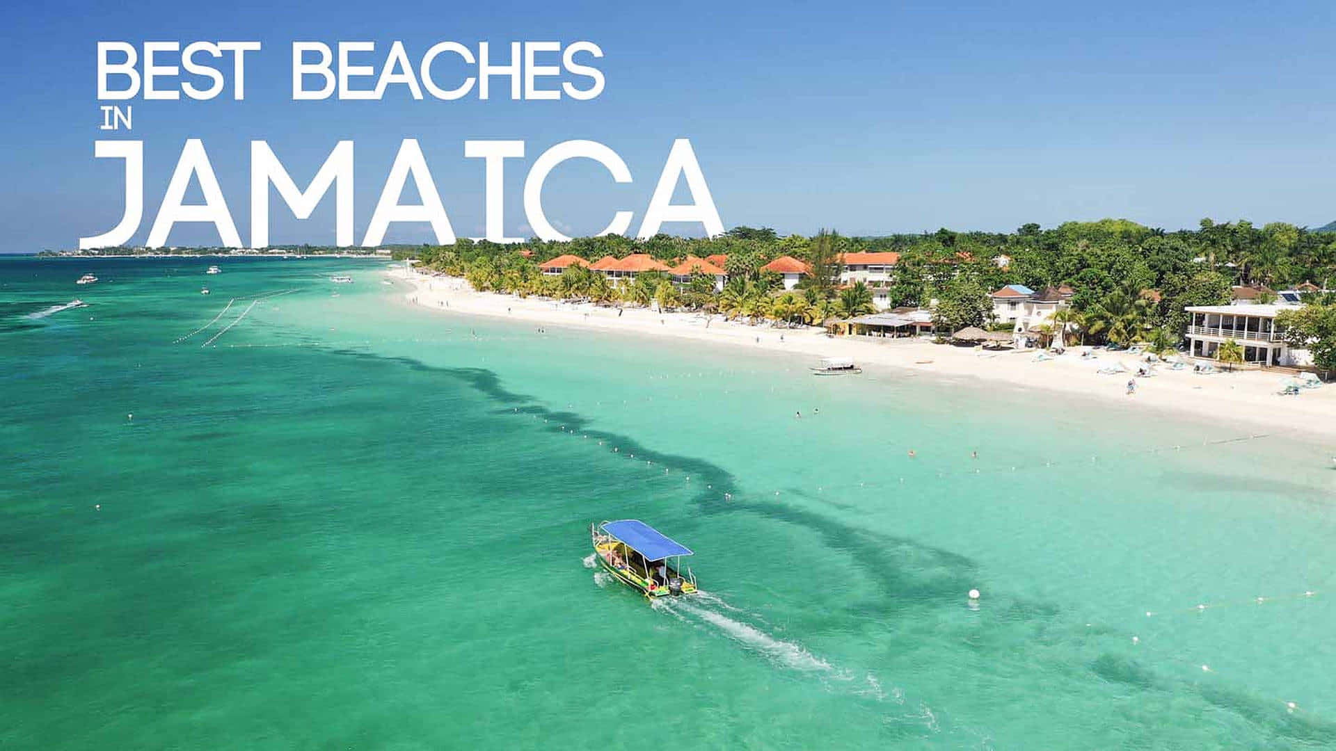 Jamaica 桌布 壁紙 — 牙買加碧綠海灘的鳥瞰圖，白色沙灘度假村和一艘小船在清澈的海水中航行。