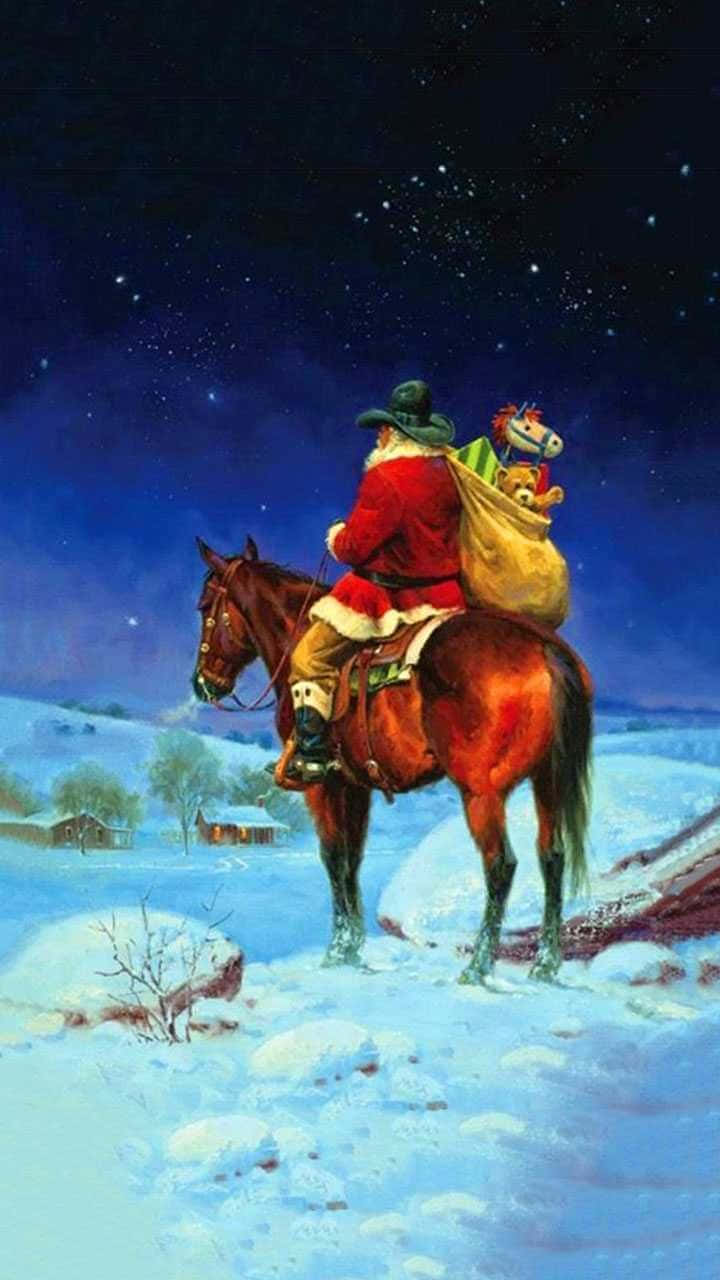 「牛仔式慶祝聖誕節」 壁紙 — 聖誕老人騎著馬，在星空下的雪地中前行，背著一袋玩具。