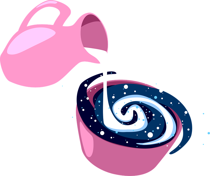 牛奶倒入星系杯 壁紙 — 一個粉紅色壺將白色液體倒入一個帶有宇宙星系圖案和星星漩渦的粉紅色杯子中。