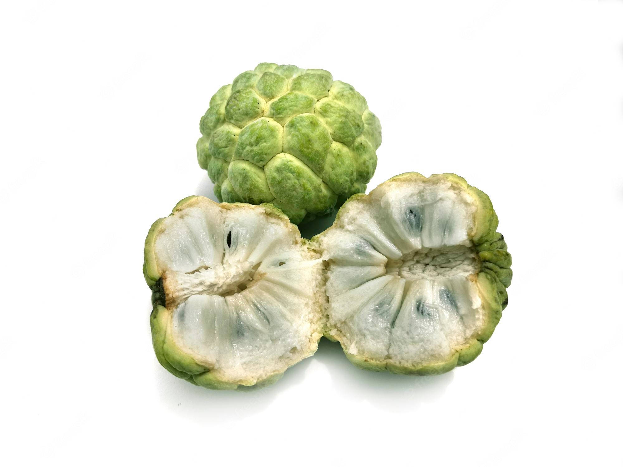 牛油果切半 壁紙 — 一個完整和切半的綠色刺果番荔枝果實，在純白色背景上露出其奶油狀的白色果肉和深色種子。