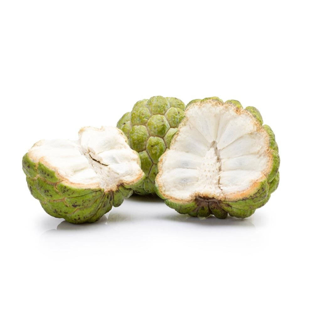 牛油果白色果肉 壁紙 — 三個番荔枝，一個完整，兩個切半，露出奶油般的白色果肉，背景為純白色。