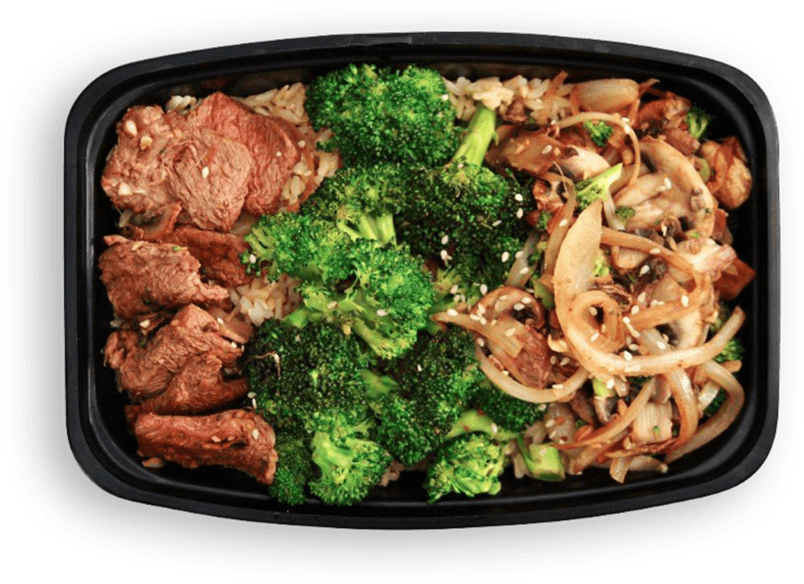 牛肉西蘭花炒飯餐前準備 壁紙 — 一個黑色外賣容器裝有色彩繽紛的餐點，包括牛肉、西蘭花、米飯、炒洋蔥、蘑菇，上面撒有芝麻。