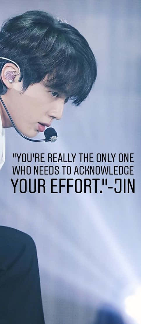 Bts Inspirational 桌布 壁紙 — 特寫一位黑髮年輕男子戴著耳機和麥克風，背景是柔和的藍色模糊背景，並帶有勵志語句疊加。
