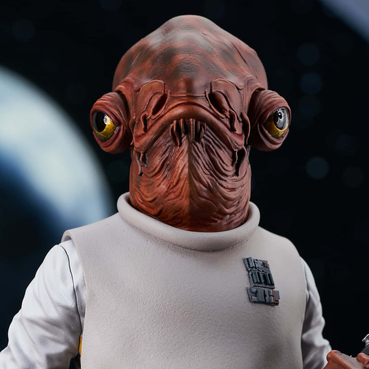 Admiral Ackbar 桌布 壁紙 — 特寫一個細節豐富的外星人形象，擁有皺紋的紅色皮膚和一雙黃色大眼睛，背景是星光閃爍的太空。