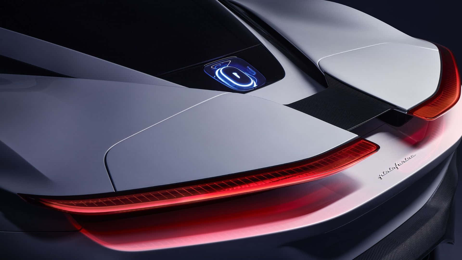 Pininfarina 桌布 壁紙 — 特寫一輛時尚銀色跑車的車尾，配備發光紅色尾燈和藍色發光標誌，背景為深色。