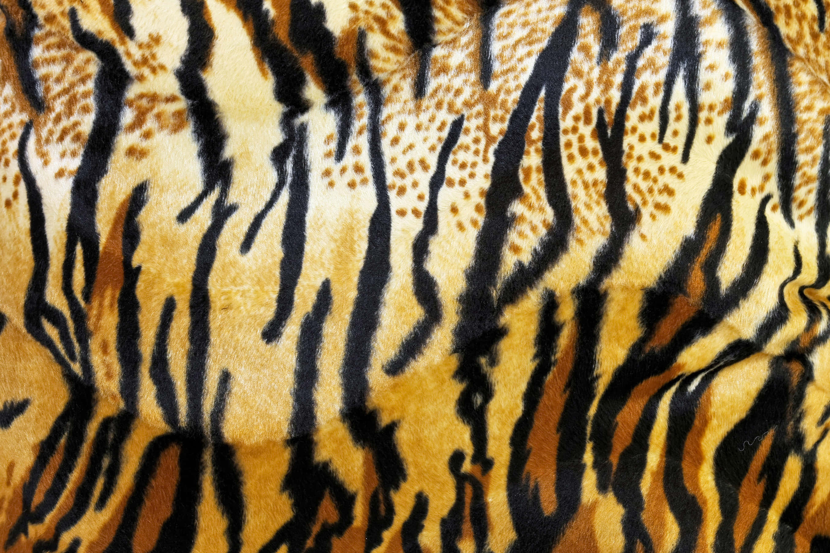 Animal Print 桌布 壁紙 — 特寫柔軟老虎條紋布料，帶有鮮明的黑色條紋和橙色斑點，背景為奶油色。