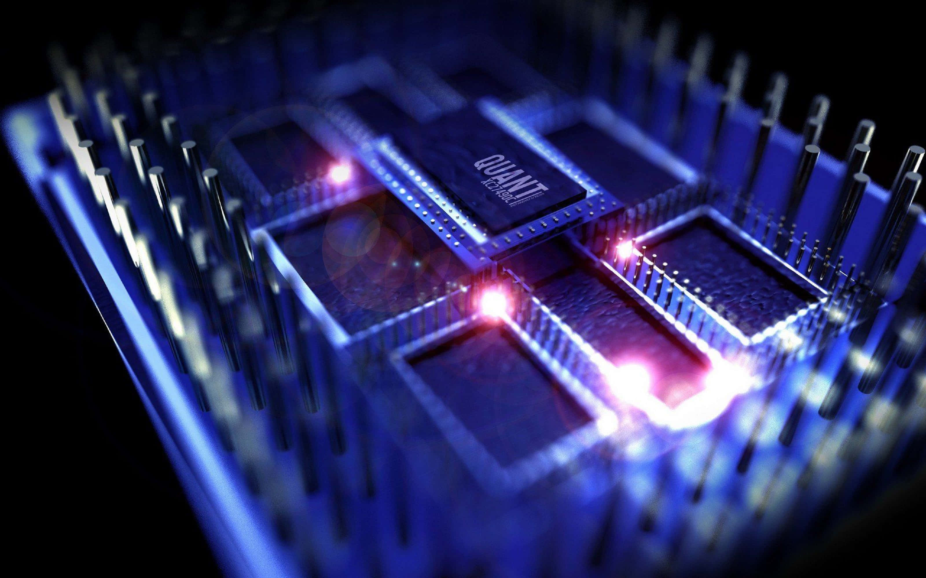 4K Processor 桌布 壁紙 — 特寫發光藍色和粉紅色量子處理器芯片，帶有金屬引腳，背景為深色。