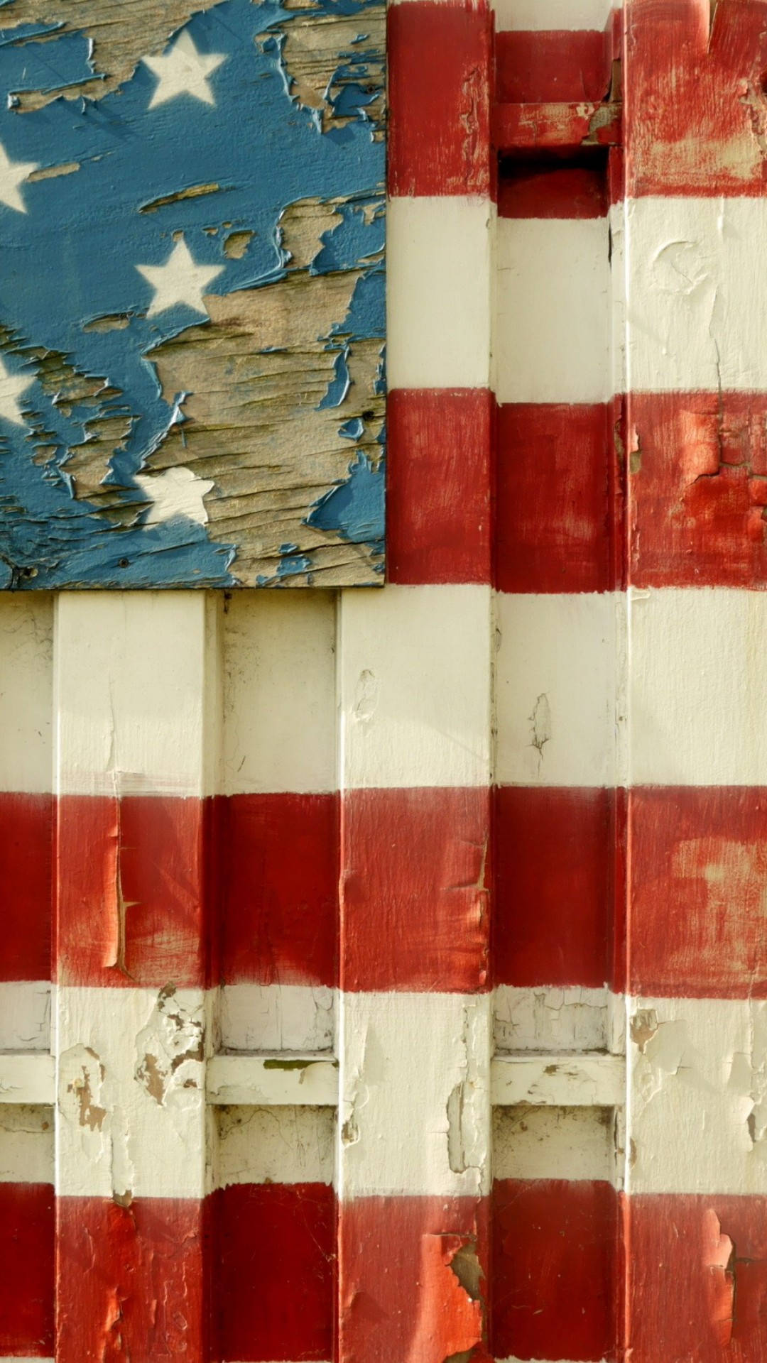 USA flag iPhone 桌布 壁紙 — 特寫鏡頭：一幅繪在木板上、經風化嘅美國國旗，紅色、白色同藍色油漆剝落，露出底下嘅舊木。