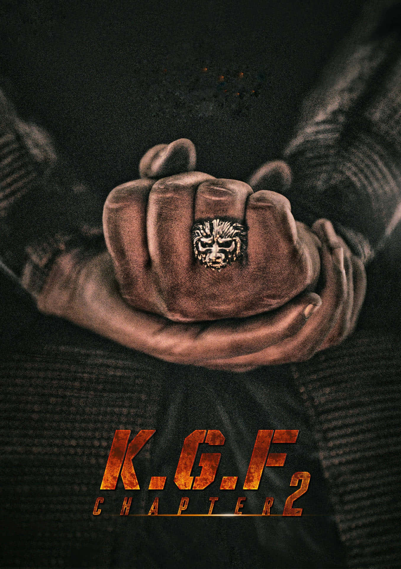 Kgf 2 桌布 壁紙 — 特寫鏡頭：一隻戴著獅子面戒指的緊握拳頭，背景為深色紋理，並帶有火焰般的電影標題文字。