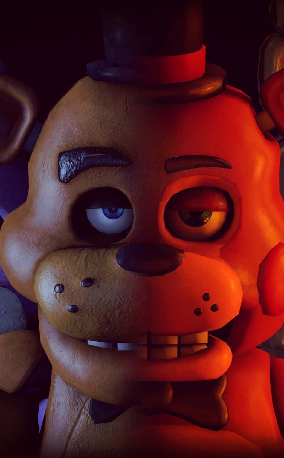 Freddy Fazbear 桌布 壁紙 — 特寫鏡頭：一隻磨損的電子動畫熊，眼睛不對稱，戴著高帽，在戲劇性的紅光下。
