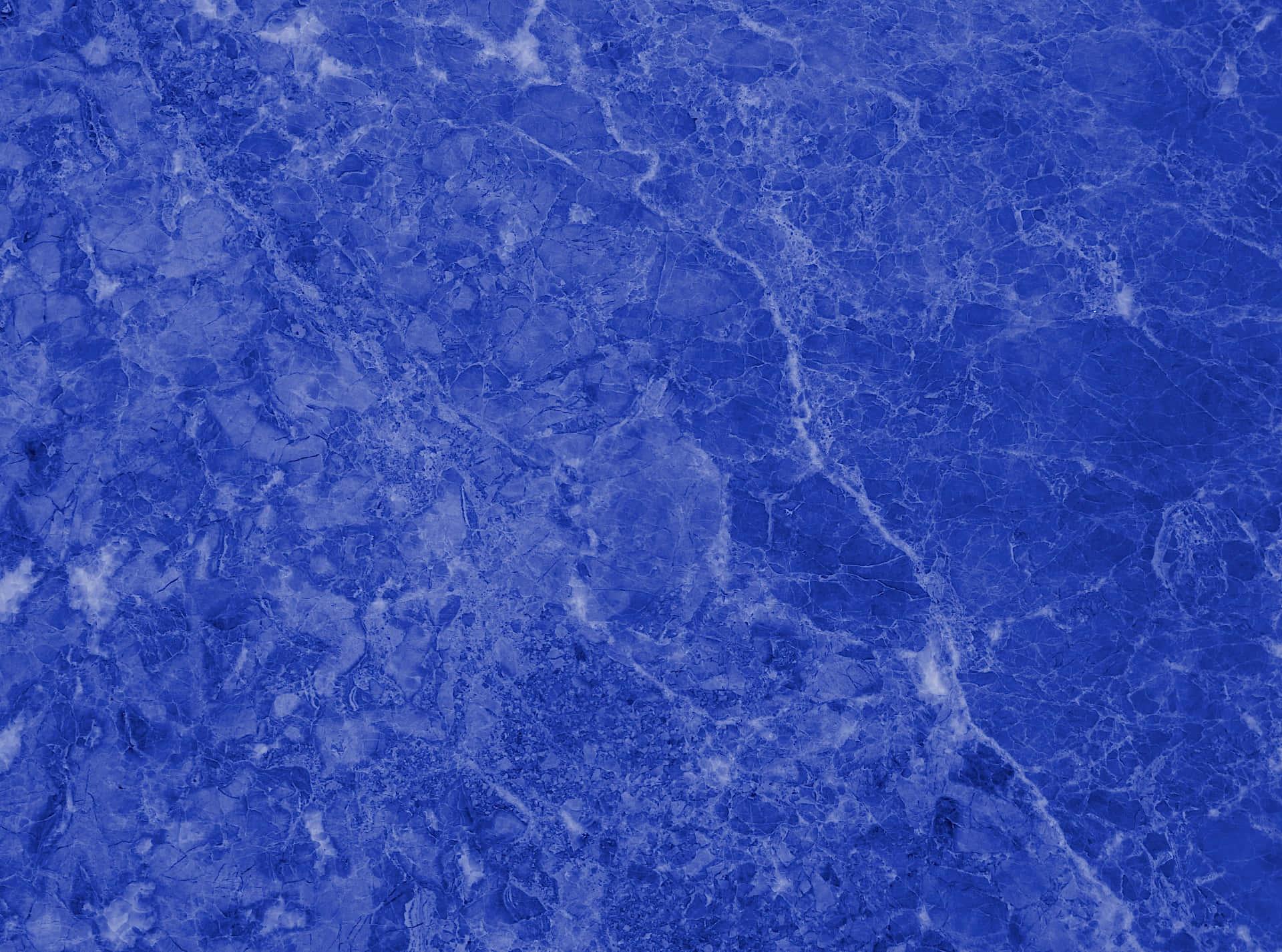 Blue Marble 桌布 壁紙 — 特寫鏡頭，呈現豐富的藍色大理石，帶有複雜的白色紋理和微妙的質感變化。