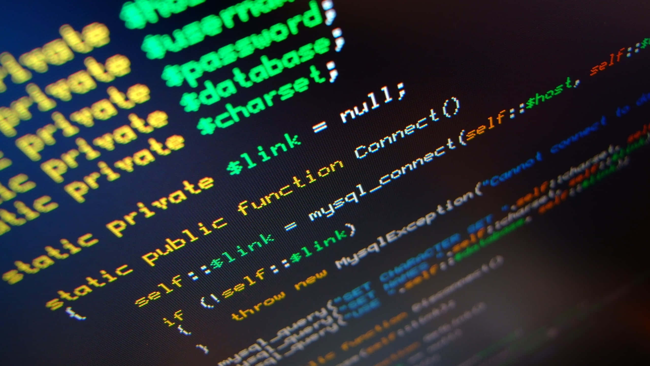 Programming 桌布 壁紙 — 特寫鏡頭：在深色螢幕上顯示發光綠色和黃色的PHP程式碼，展示數據庫連接邏輯。