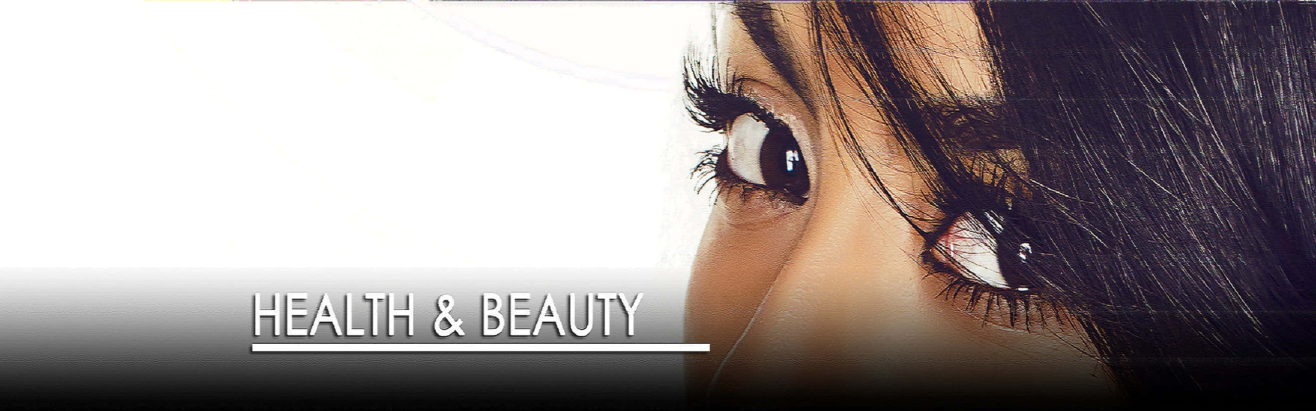 Health And Beauty 桌布 壁紙 — 特寫鏡頭，捕捉一位擁有長睫毛和深色頭髮的女性，在明亮白色背景前的強烈凝視。