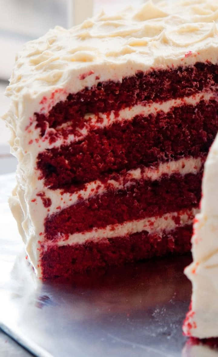 Red Velvet Cake 桌布 壁紙 — 特寫鏡頭：濃郁的紅絲絨蛋糕，濕潤的深紅色海綿蛋糕之間夾著 creamy 白色糖霜。